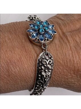 Elegant carved floral vintage style bracelet Blue Floral snap! Great GIFT! NWT